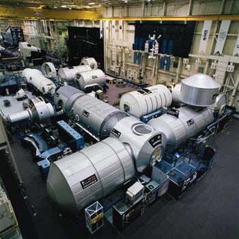 Photo of the NASA showing a spacecraft in the production hall